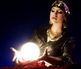 une voyante face à sa boule de cristal